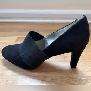Anne Klein black suede heels NIB